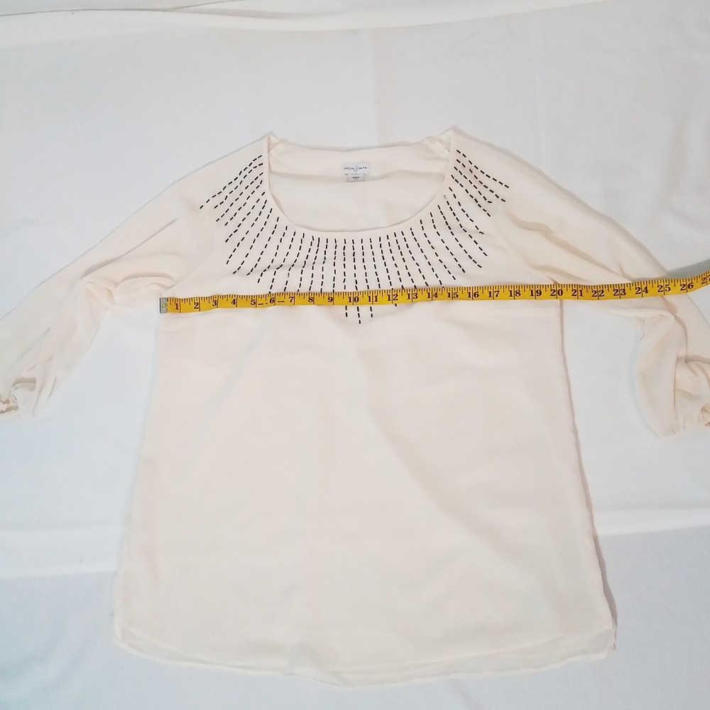 Beautiful woman's white blouse - Picture 5 of 9